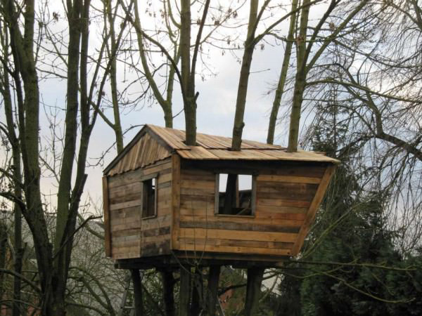 1001pallets.com-one-day-a-dad-promised-his-daughter-she-would-get-a-pallet-treehouse-13-600x450
