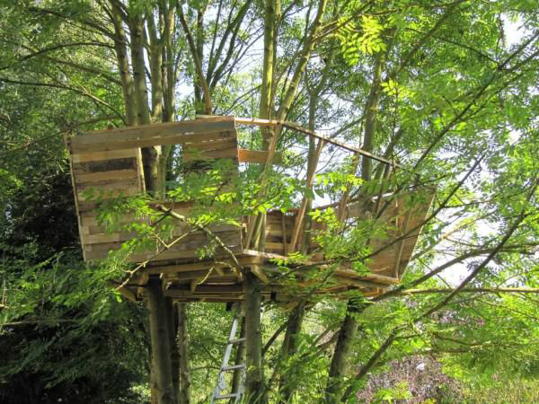 1001pallets.com-one-day-a-dad-promised-his-daughter-she-would-get-a-pallet-treehouse-4-600x450
