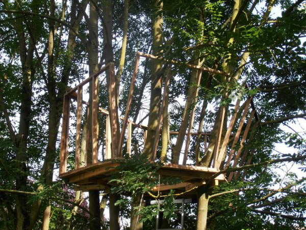 1001pallets.com-one-day-a-dad-promised-his-daughter-she-would-get-a-pallet-treehouse-5-600x450