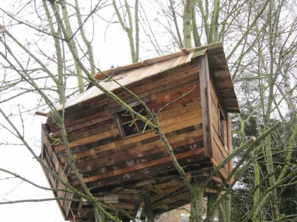 1001pallets.com-one-day-a-dad-promised-his-daughter-she-would-get-a-pallet-treehouse-9-600x450