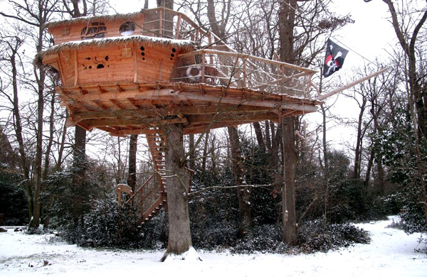 cabane-arbre-famille-neige-pirate